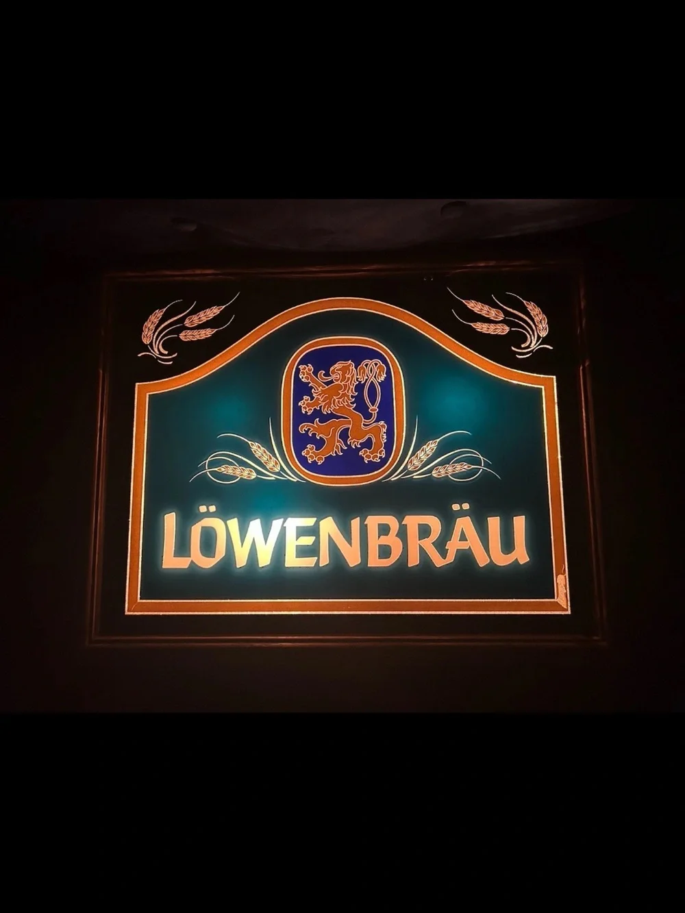 (VTG ) 1983 Lowenbrau Beer light up sign bar pub Game Room man cave rare 22x17